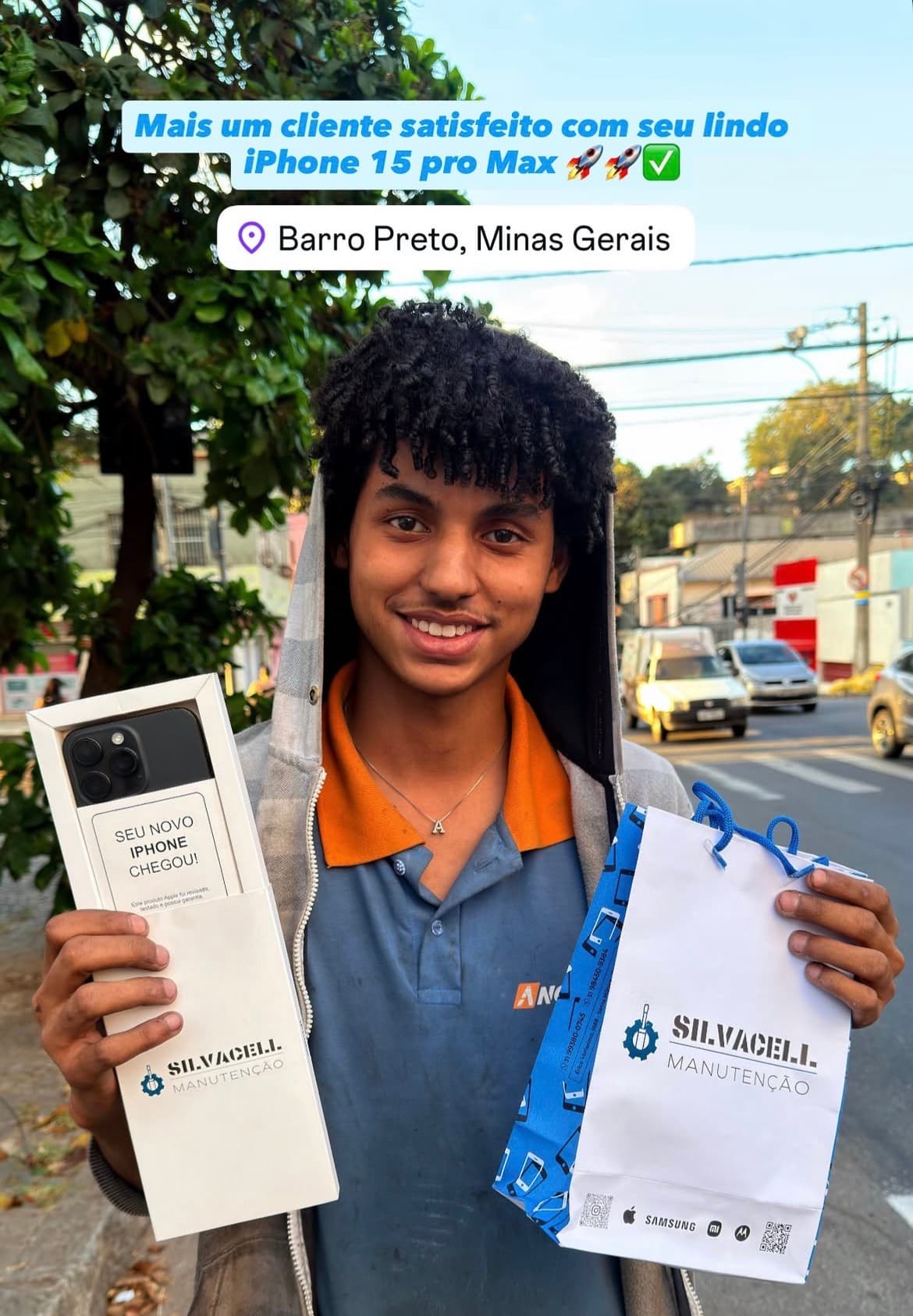 Cliente satisfeito com seu iPhone 15 Pro Max, no Barro Preto