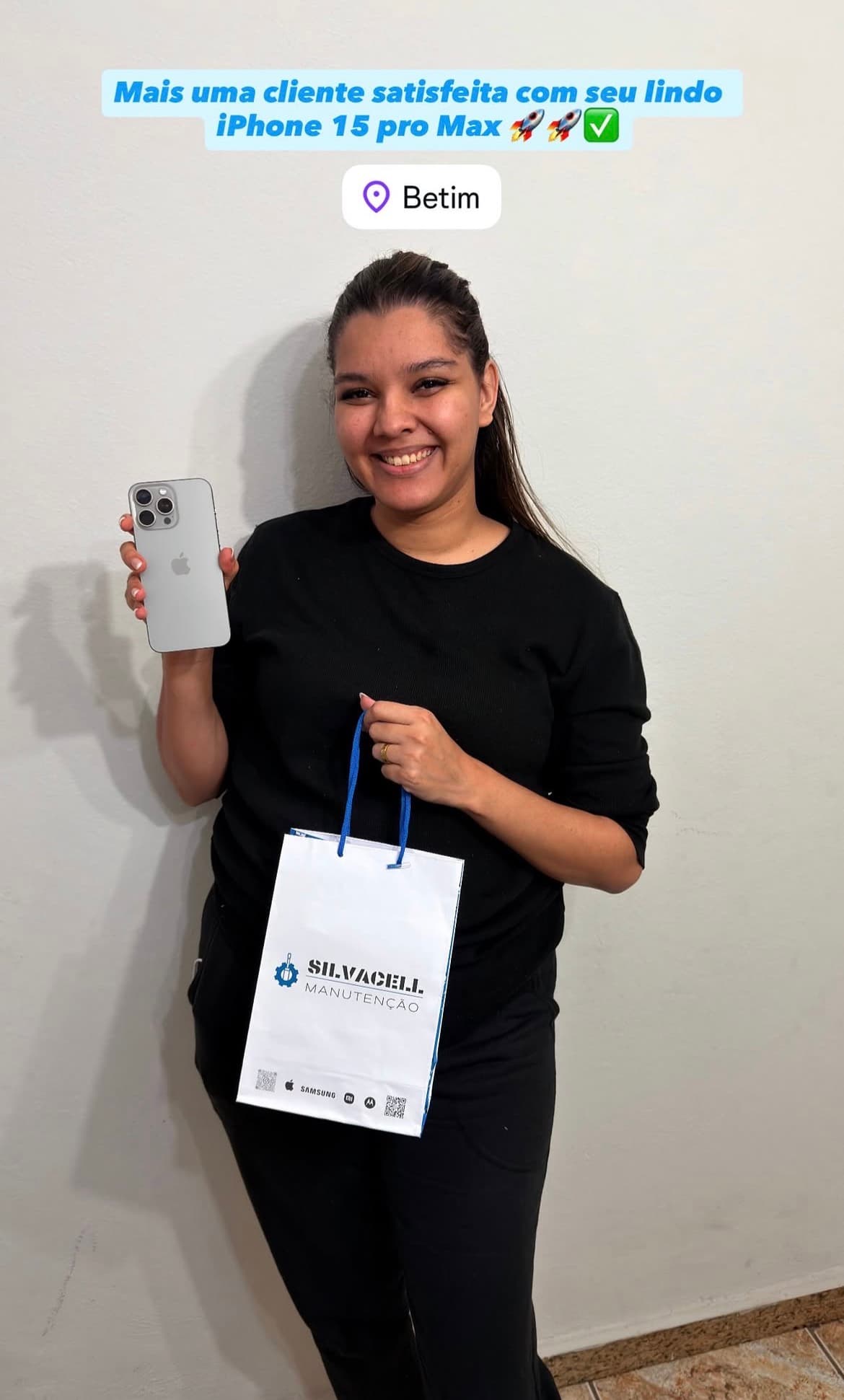Cliente satisfeita com seu iPhone 15 Pro Max, em Betim