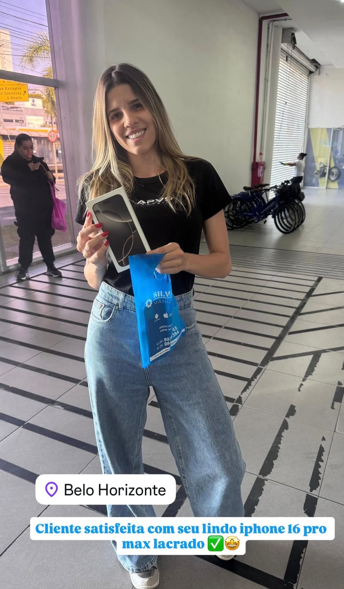 Cliente satisfeita com seu iPhone 16 Pro Max lacrado, em Belo Horizonte