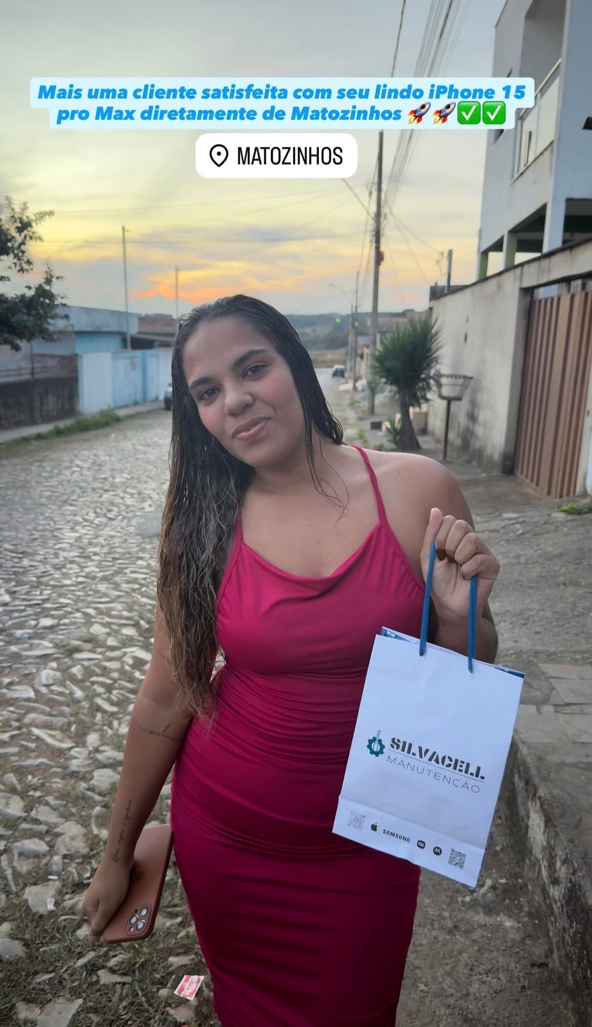 Cliente satisfeita com seu iPhone 15 Pro Max, direto de Matozinhos