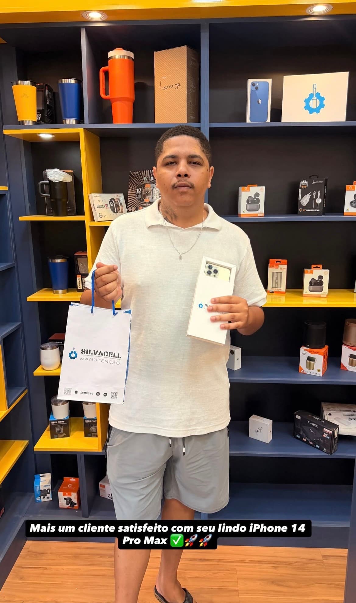 Cliente satisfeito com seu iPhone 14 Pro Max